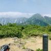 鳥原山展望台からの眺め。大朝日岳（左）は雲のなか。残雪は非常に少ないです