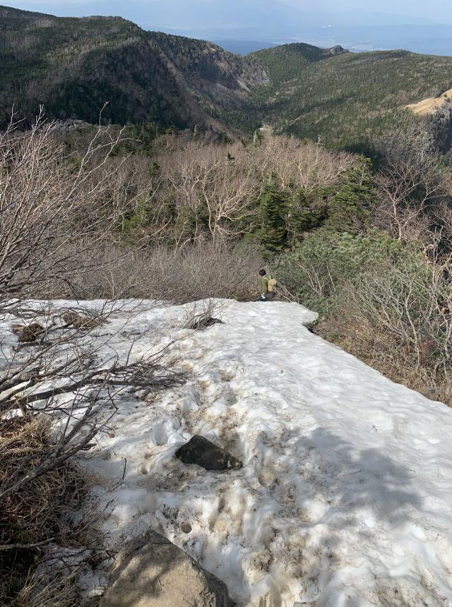 中山峠から天狗岳へは一部残雪があります