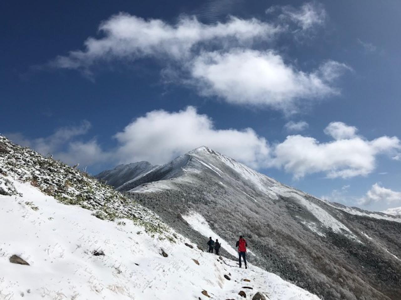 前日の雪も上がって好天下、爺ヶ岳を皆さん目指します。爺ヶ岳南峰まででしたら主稜線も危険なところはほぼありません。