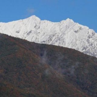 鹿島槍ヶ岳の頂上稜線では30cm近い積雪でしょうか。吹き溜まりは場所によっては1mあっても不思議でありません。