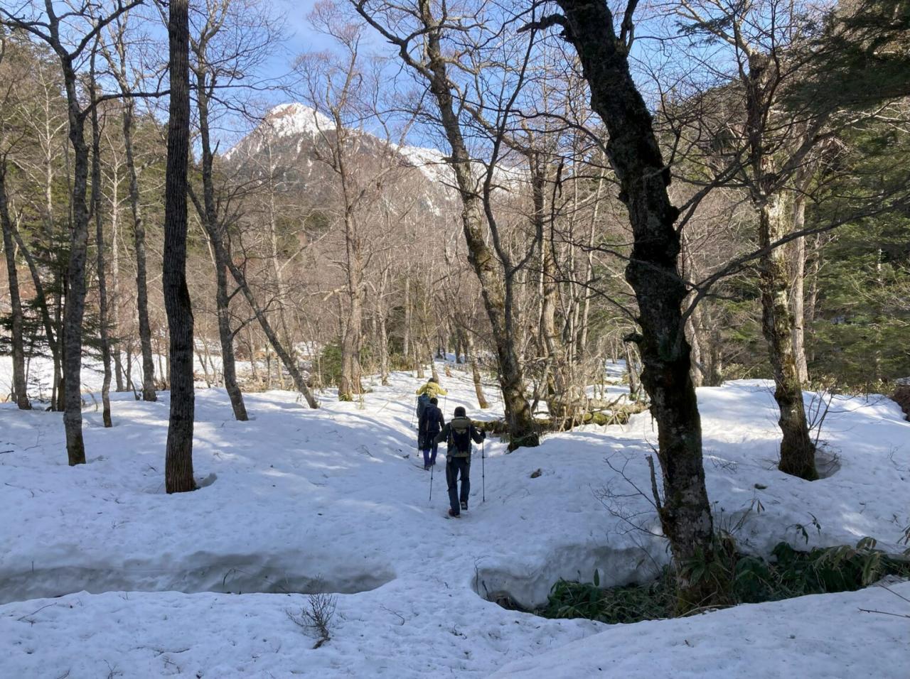 横尾から槍沢ロッヂまでは一部地面が出ているところがありますが、ほぼ雪の上を歩きます。（小屋明け前の偵察に行きました）