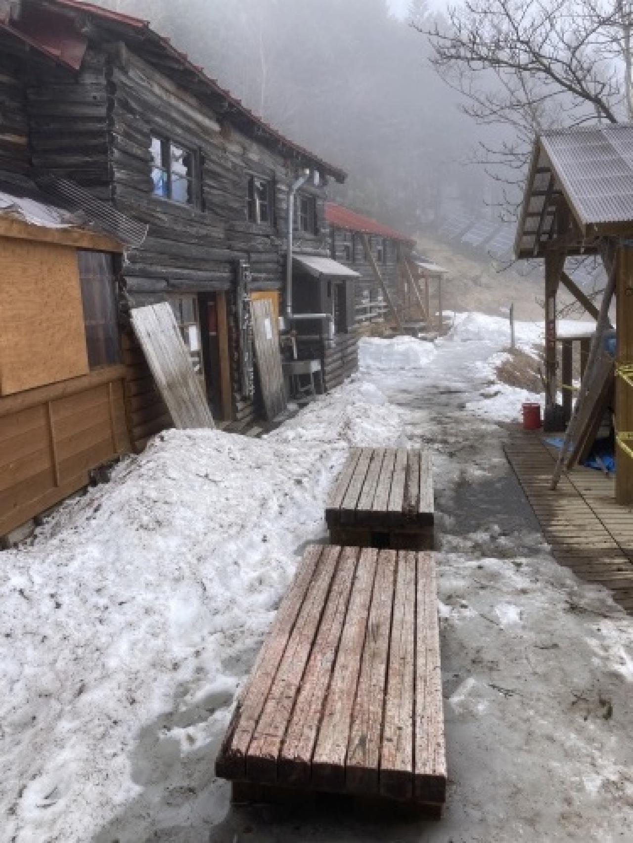 甲武信小屋　入山準備ため小屋入りしました。まだまだ残雪がたっぷりあり軽アイゼンなど必要です