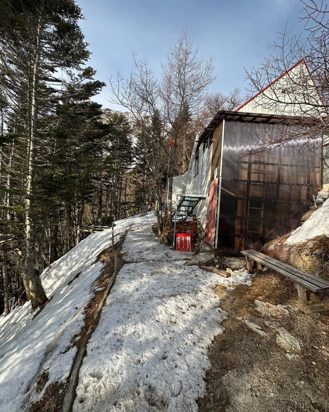 小屋の前の雪も少しずつ溶けていますが、固く滑りやすくなっています。