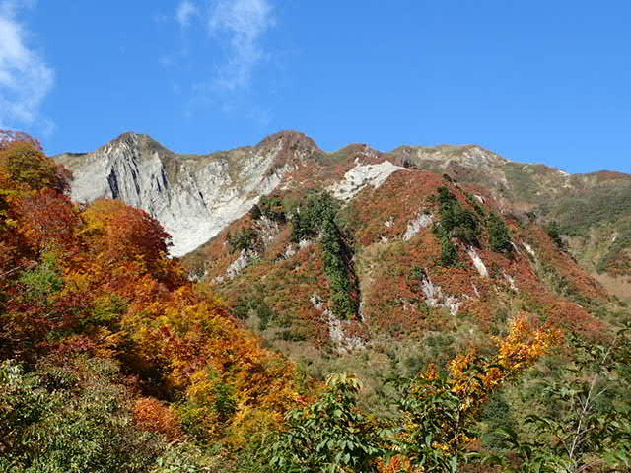 紅葉の山へ行こう 紅葉登山の紅葉スポット 山域 地域別 最適期 とおすすめポイントを紹介 上信越 Yamakei Online 山と渓谷社