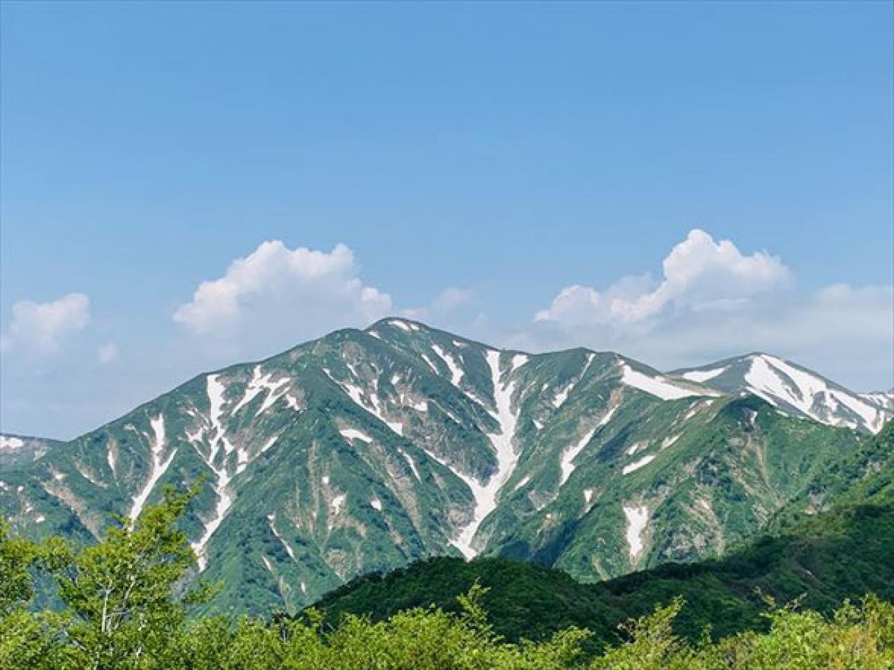 鳥原山展望台より大朝日岳を望む　朝日連峰夏山開き式典の神事も無事に終了