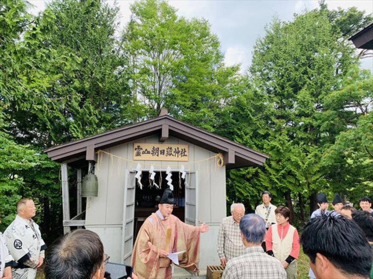 朝日連峰夏山開き式典の神事が鳥原山「朝日嶽神社」にて執り行われました