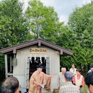 朝日連峰夏山開き式典の神事が鳥原山「朝日嶽神社」にて執り行われました