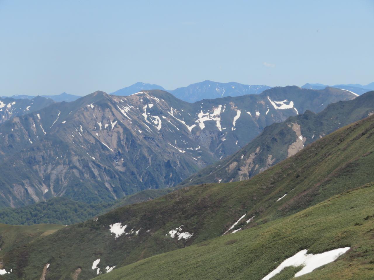 左から茂倉岳－一ノ倉岳－谷川岳、後方に燧ケ岳－至仏山／みんなの登山記録　サンシマさんの投稿から