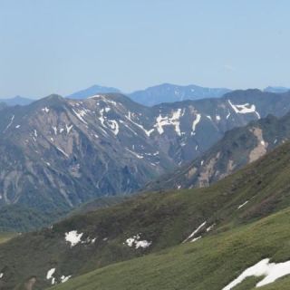 左から茂倉岳－一ノ倉岳－谷川岳、後方に燧ケ岳－至仏山／みんなの登山記録　サンシマさんの投稿から