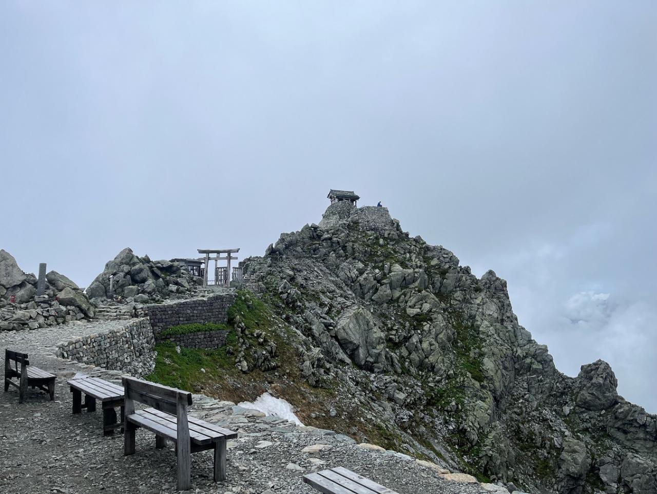 山頂の雄山神社