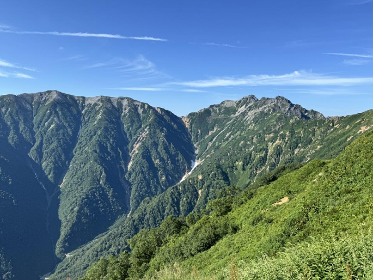 新越山荘からの針ノ木岳と蓮華岳。針ノ木雪渓もだいぶ小さくなってきました。