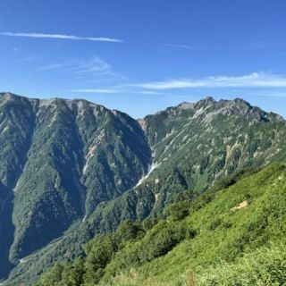 新越山荘からの針ノ木岳と蓮華岳。針ノ木雪渓もだいぶ小さくなってきました。