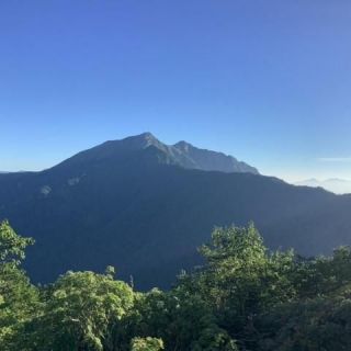 朝は雲ひとつない夏空の下、鹿島槍ヶ岳屹立　種池山荘より