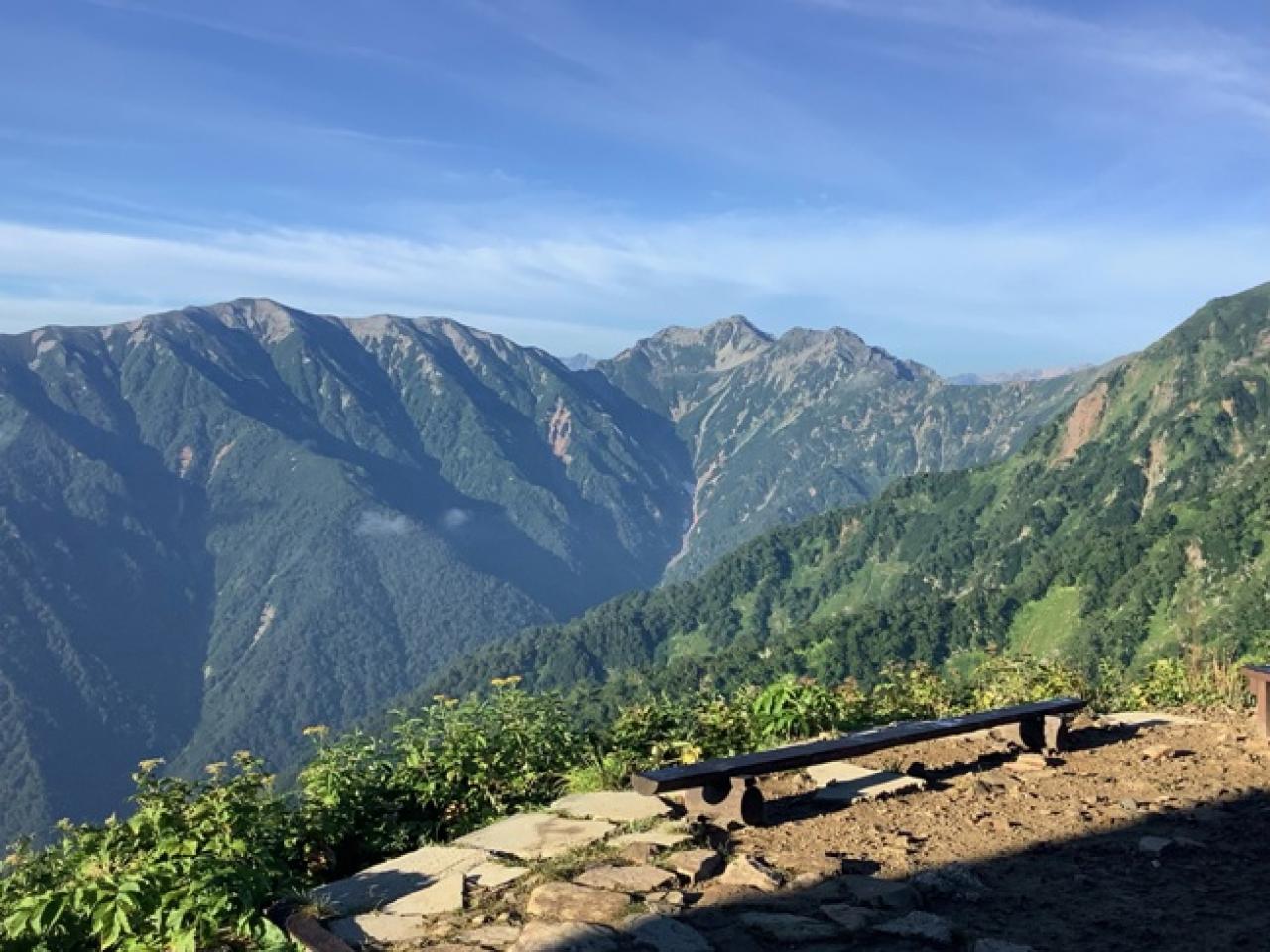 昨夜のお客さまも出発され、束の間の静けさ。今日も夏らしい朝です。種池山荘より