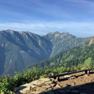 昨夜のお客さまも出発され、束の間の静けさ。今日も夏らしい朝です。種池山荘より