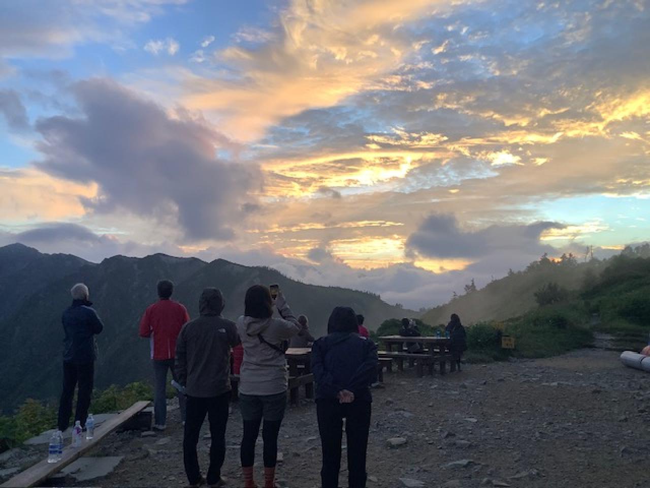 日中覆っていたガスも消えかかり、立山方面が赤く染まりだしました(種池山荘)