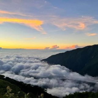 雲海の下は大町。薄っすら赤く染まる東の空、遠く奥秩父の山や富士山辺りには早朝から積乱雲が沸き立ちます。(新越山荘)