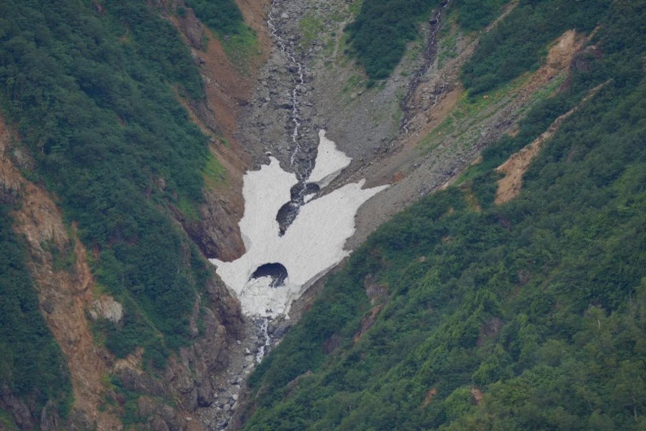 残りわずかになった針ノ木雪渓　雪渓歩きの箇所はなくなり、すべて「秋道」の土の上を歩行します。(8/31新越山荘より俯瞰)