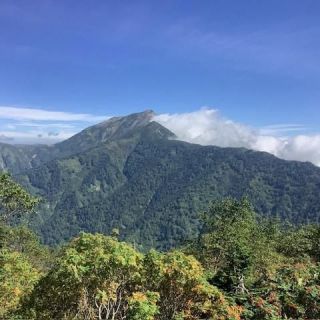 本日の鹿島槍ヶ岳。種池山荘裏の赤い実をたわわに付けたナナカマドは、葉っぱももう夏色ではなくなってきた感じ