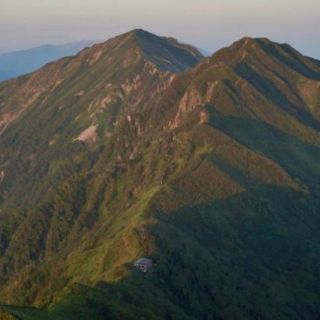 朝の新越山荘と鳴沢岳と赤沢岳。奥には薬師岳が横たわる。