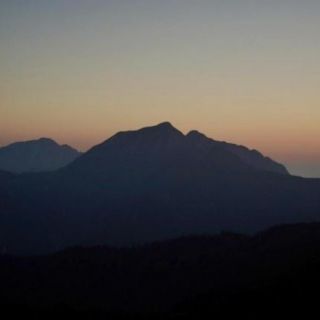 朝の鹿島槍ヶ岳。左に五竜岳、唐松岳と続く。（岩小屋沢岳より）