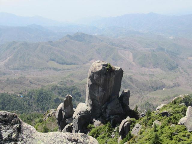 瑞牆山・大ヤスリ岩を眼下に。（みんなの登山記録　martygeros さんの投稿から）(2023.04.22　martygeros さん)