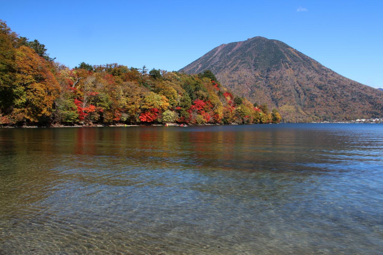 紅葉写真コンテスト 中禅寺湖畔から紅葉ピークの八丁出島と男体山を望む Yamakei Online 山と溪谷社