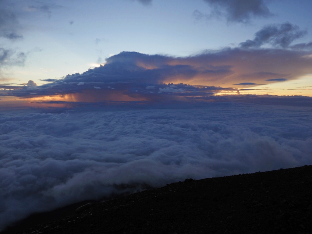 青空に秋の雲がたなびく山頂 それでも 今年は賑わいを見せる富士登山 Yamaya ヤマケイオンライン 山と渓谷社