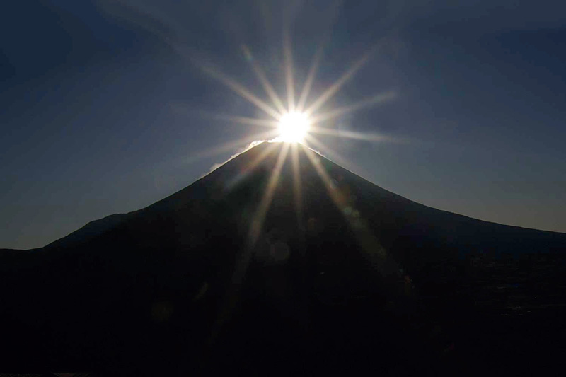 目の前に見上げる富士山山頂から昇る初日の出は感動的