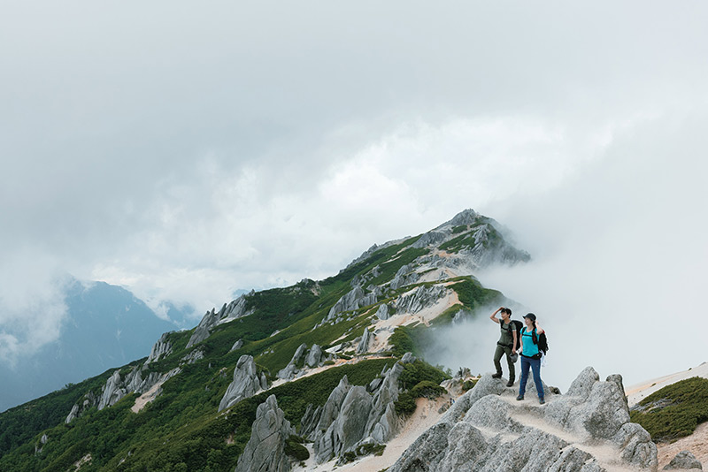 燕岳は、突き出した花崗岩が独特な景観をつくっている