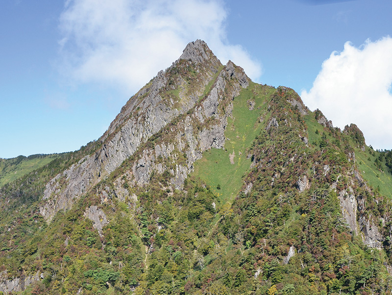 尖ったピークが印象的な石鎚山系最高峰の天狗岳
