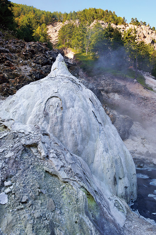 迫力の噴湯丘は国の天然記念物。登ったり触ったりは厳禁だ