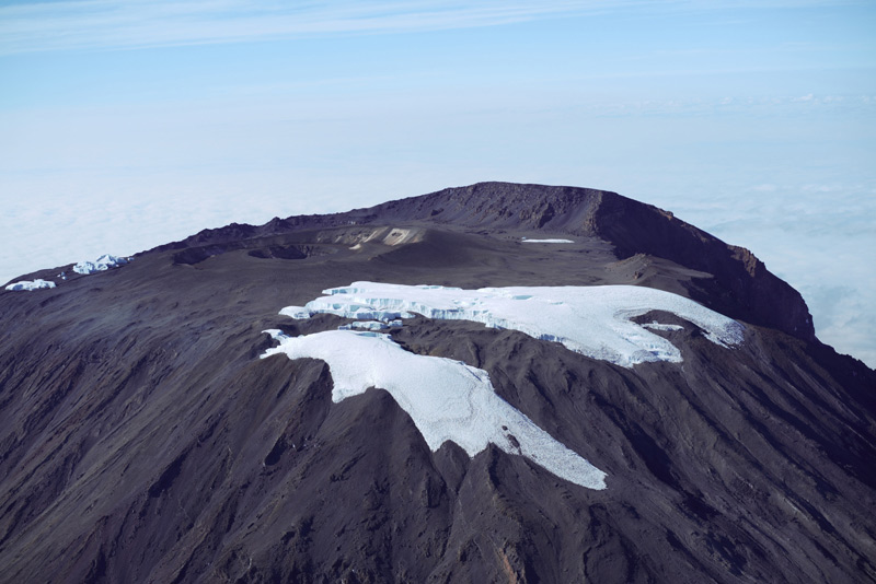 キリマンジャロ山頂の氷河は、温暖化の見える指標として世界の注目を集めている