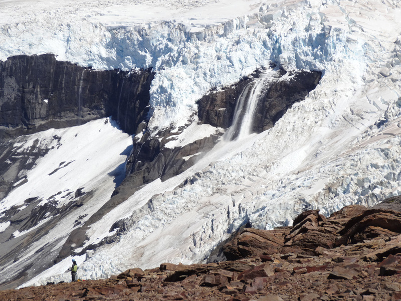 アンデスの氷河から流れ出す滝のような水