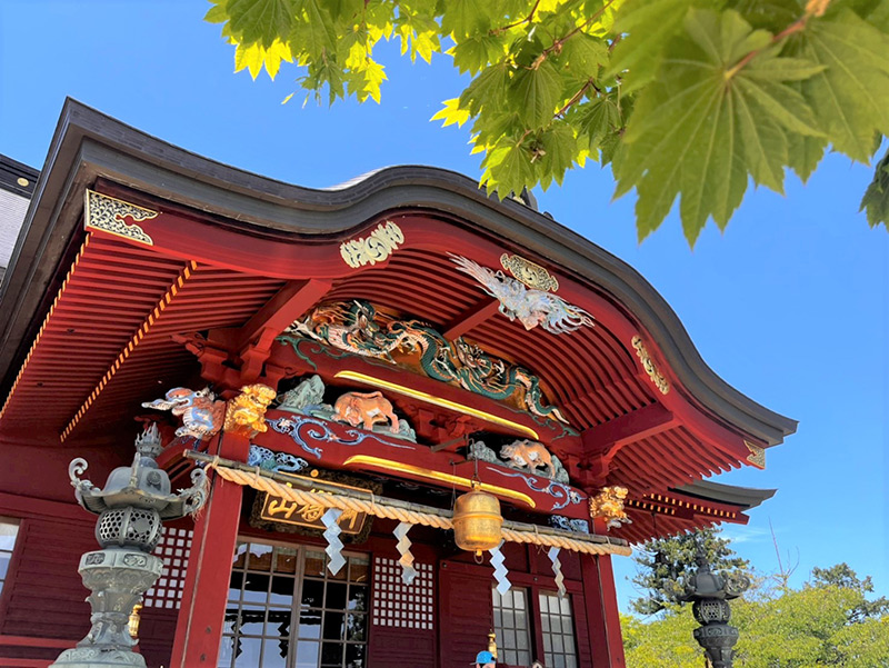 新緑と青空とのコントラストが美しい武蔵御嶽神社の拝殿