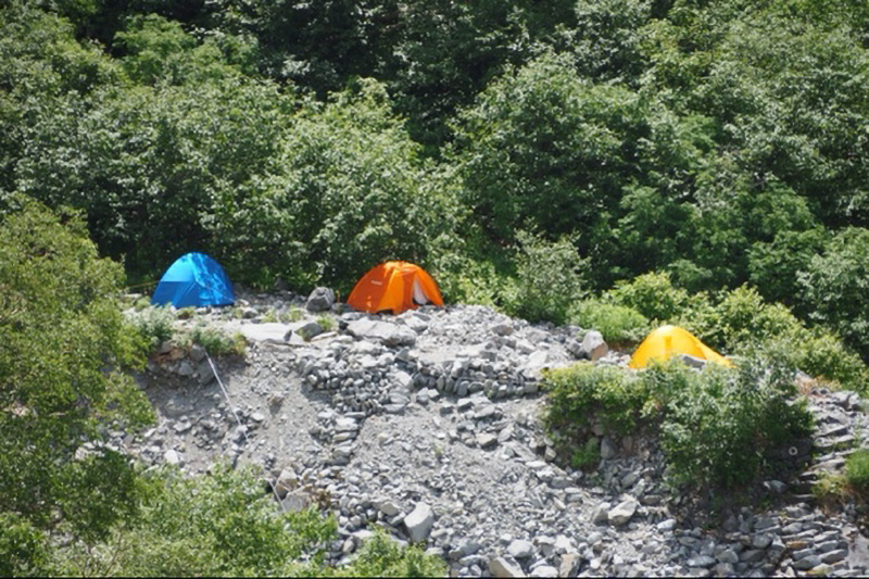 ツキノワグマによる被害のあった北アルプス・岳沢小屋のテント場（2023年7月撮影