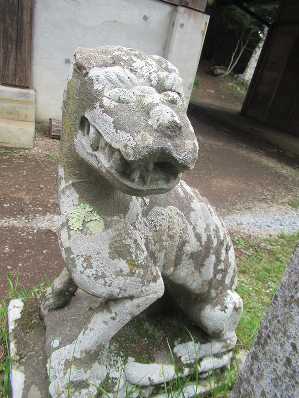 どこかユーモラスな狼の狛犬