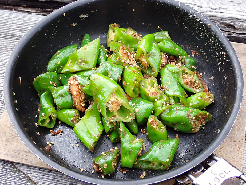 フライパンがひとつあるだけで山での食事が華やかになる