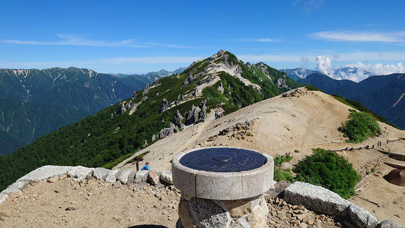 燕山荘から燕岳を見る