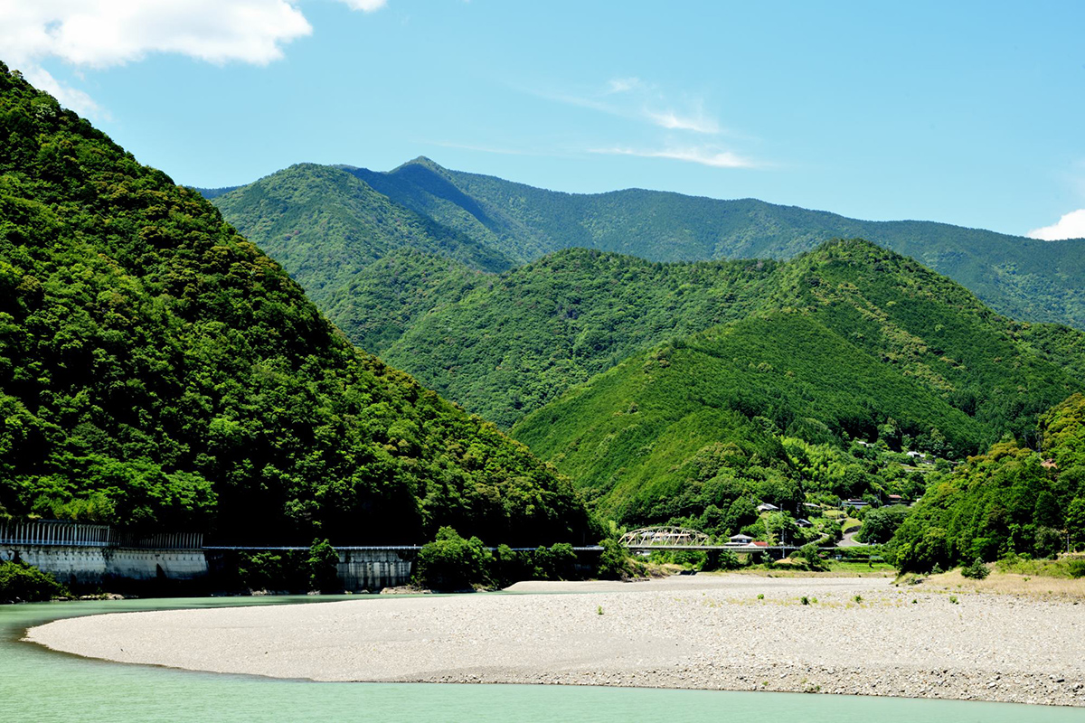 〉三里橋南付近から果無峠越えの尾根を望む