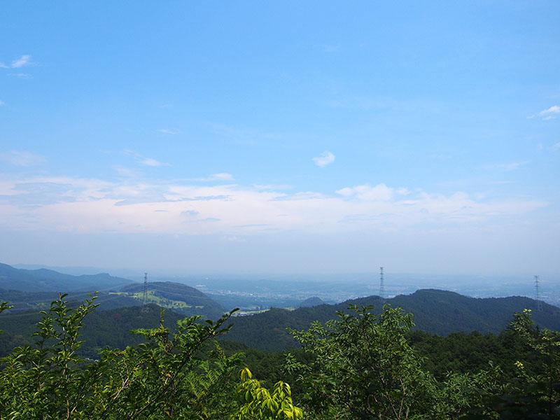 山頂からは今にも飛び立てそうな展望が広がる