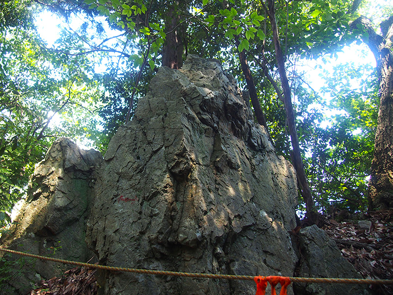 低山×巨石は山岳信仰の探究心をくすぐる