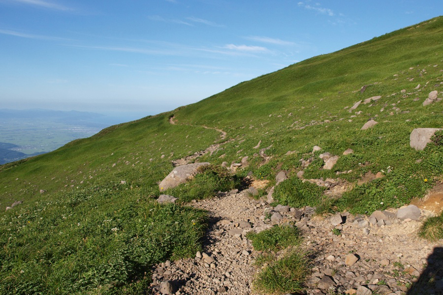 なだらかな山腹道を進んでいくと・・・