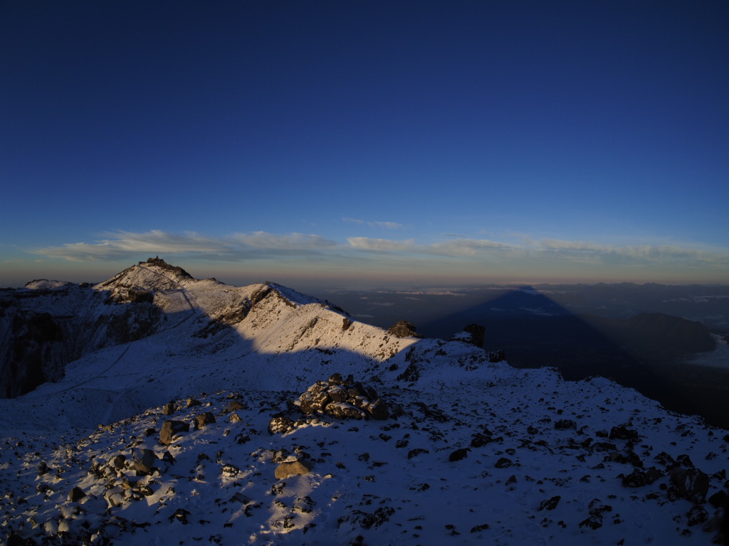 満点の星空と白雪 最高のシチュエーション 富士山頂からの下山日は一面銀世界に Yamaya ヤマケイオンライン 山と渓谷社