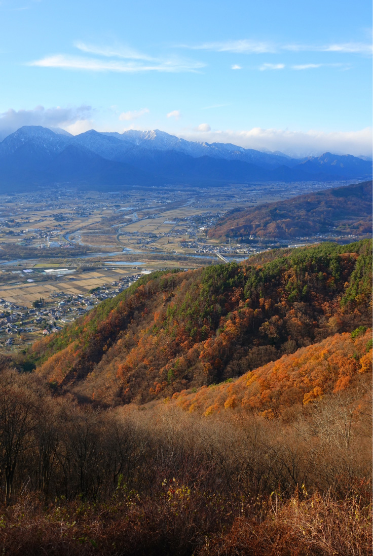 秋には紅葉が山肌を染める。長峰山山頂付近から