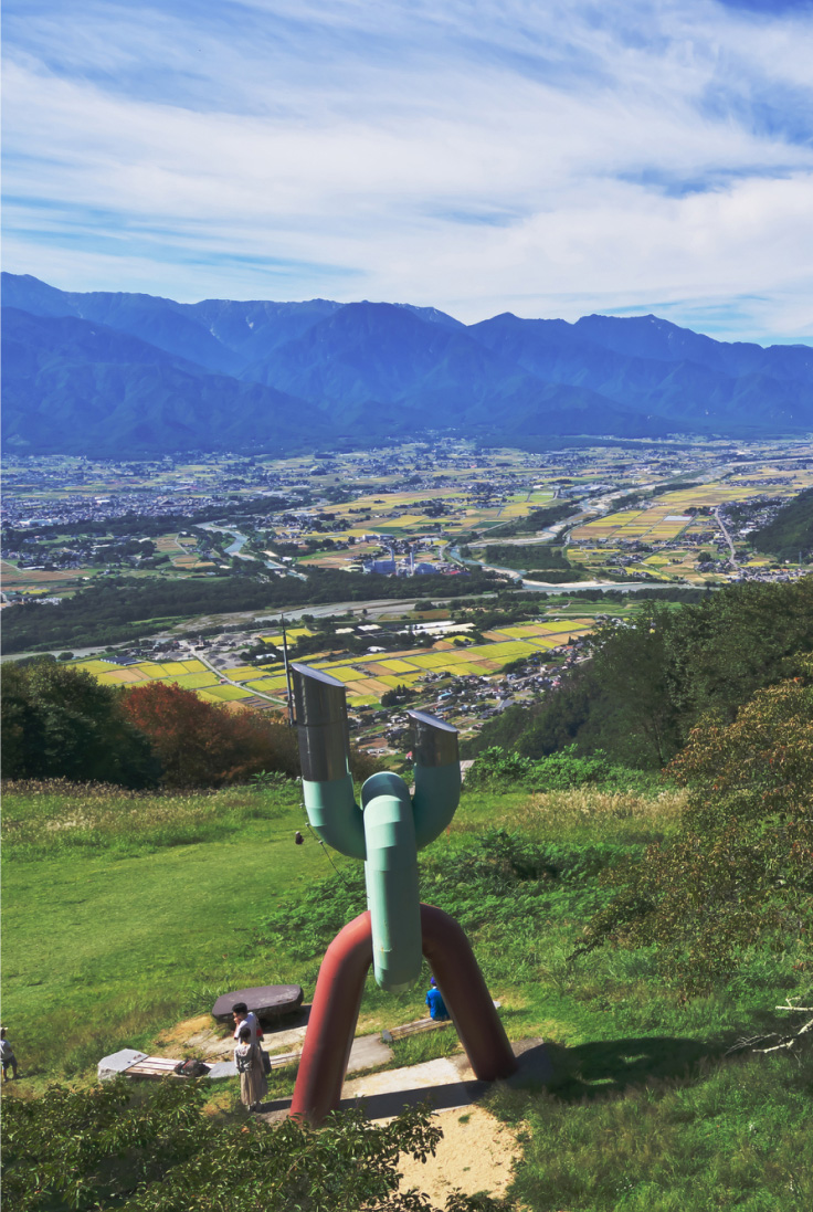 モニュメントと展望台が立つ長峰山山頂